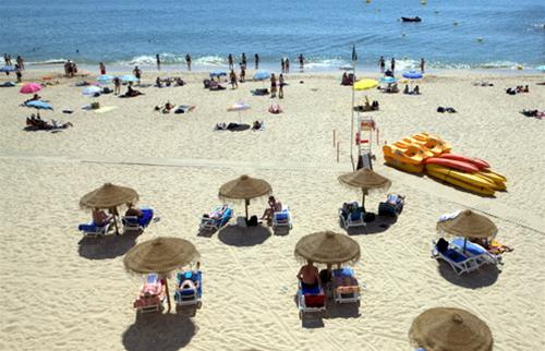 Du khách thư giãn trên bãi biển Algarve (Bồ Đào Nha) rực nắng.
